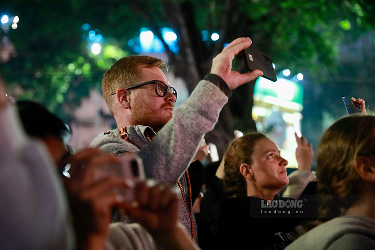 Man phao hoa ruc ro thu hut ca cac du khach nuoc ngoai.