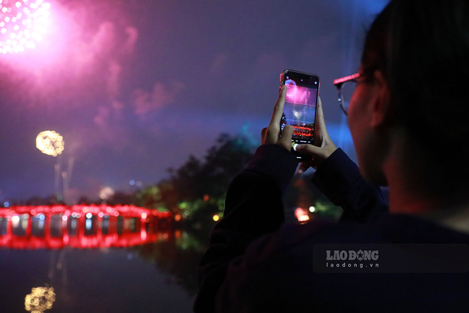 Trong suot 15 phut ban phao hoa, khong it nguoi dan tranh thu ghi lai nhung khoanh khac dang nho bang hinh anh, luu giu ky niem dem giao thua.