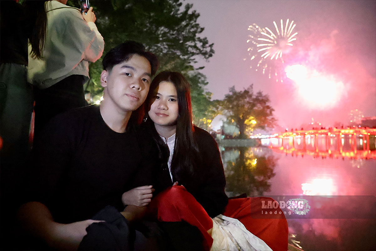 Nam nay, chi Ngoc Khanh (Ha Noi) da cung ban len ho Hoan Kiem tu rat som de chon vi tri “dac dia” xem phao hoa. “Toi cam thay rat man nhan ve man phao hoa hom nay, hy vong nam moi 2026 se ruc ro nhu nhung trang phao hoa ay“, chi Ngoc Khanh chia se.