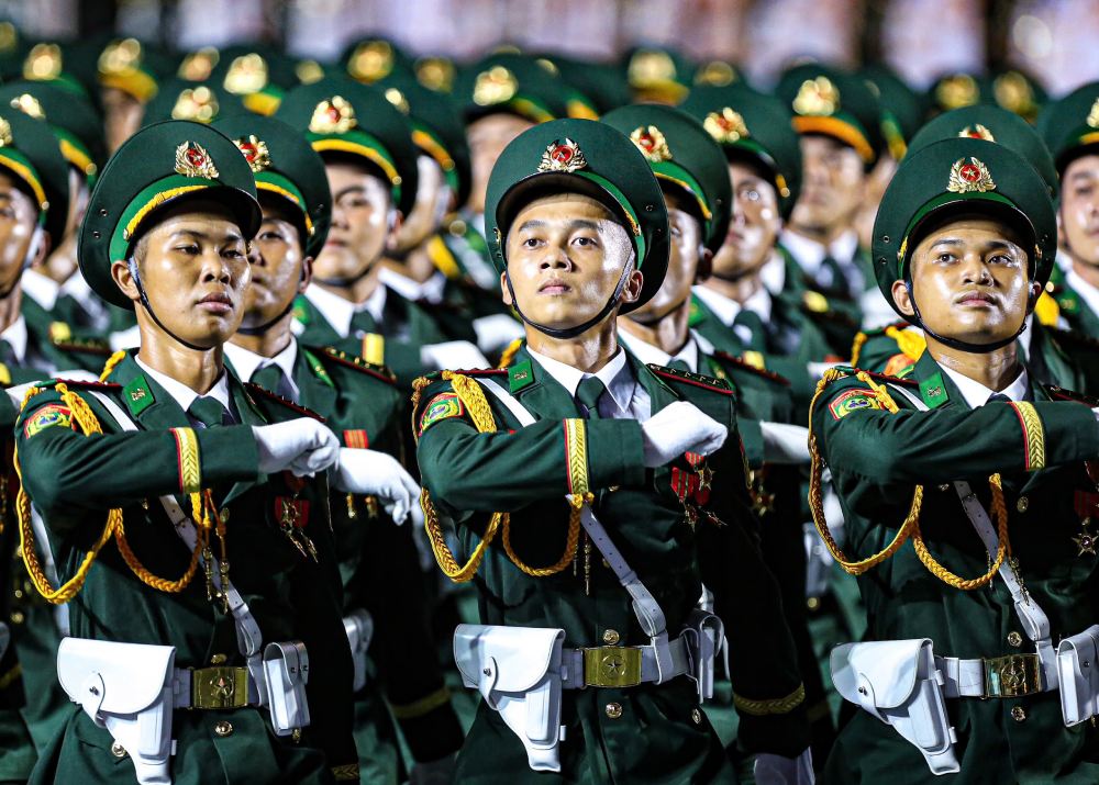 The policy on special allowance regimes for cadres, civil servants, public employees and armed forces takes effect from January 1, 2026. Photo: Pham Dong