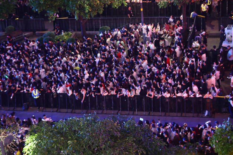 Dam dong dong loat ho reo, hoa minh vao nhung ca khuc soi dong chao don nam 2026.