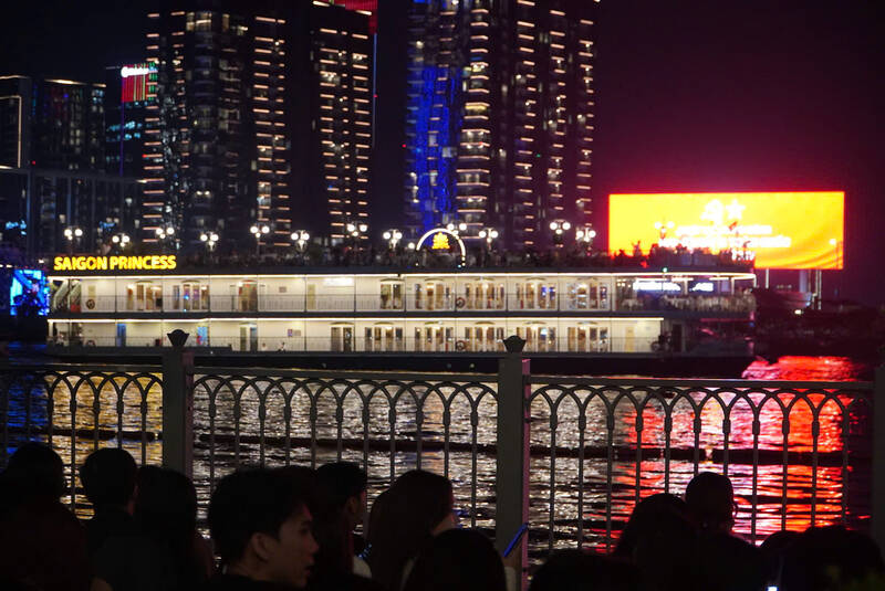 Cac du thuyen chat kin nguoi an uong, vui choi.