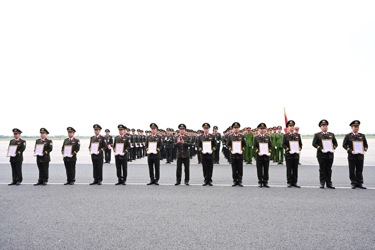  Lanh dao Cong an thanh pho trao quyet dinh tuyen chon chinh thuc cong dan vao Cong an nhan dan va quyet dinh phong cap bac ham si quan nghiep vu cho 25 dong chi. Ảnh: Cong an Hai Phong