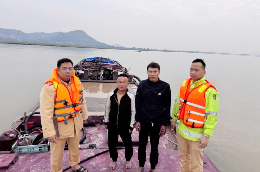 Khai thác cát trái phép, Nguyễn Văn Lộc bị xử phạt 210 triệu đồng. Ảnh: Công an Hà Tĩnh