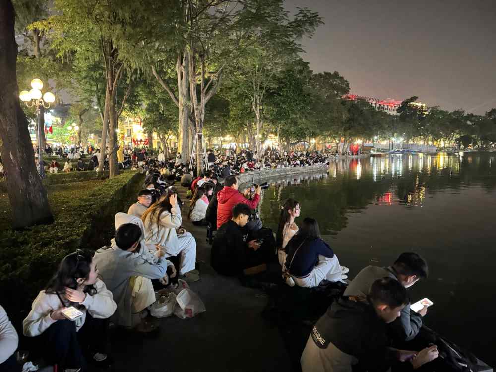 Tai bo ho, du khach co the mua nhung tam tham nhua de ngoi cho xem phao hoa, duoc rao ban voi gia 5-10.000 dong. Anh: Chi Long