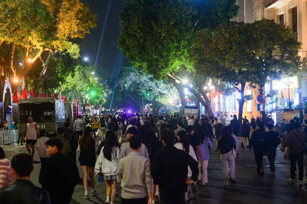 Dong nguoi do ve pho di bo ngay cang dong. Anh: Vu Hai