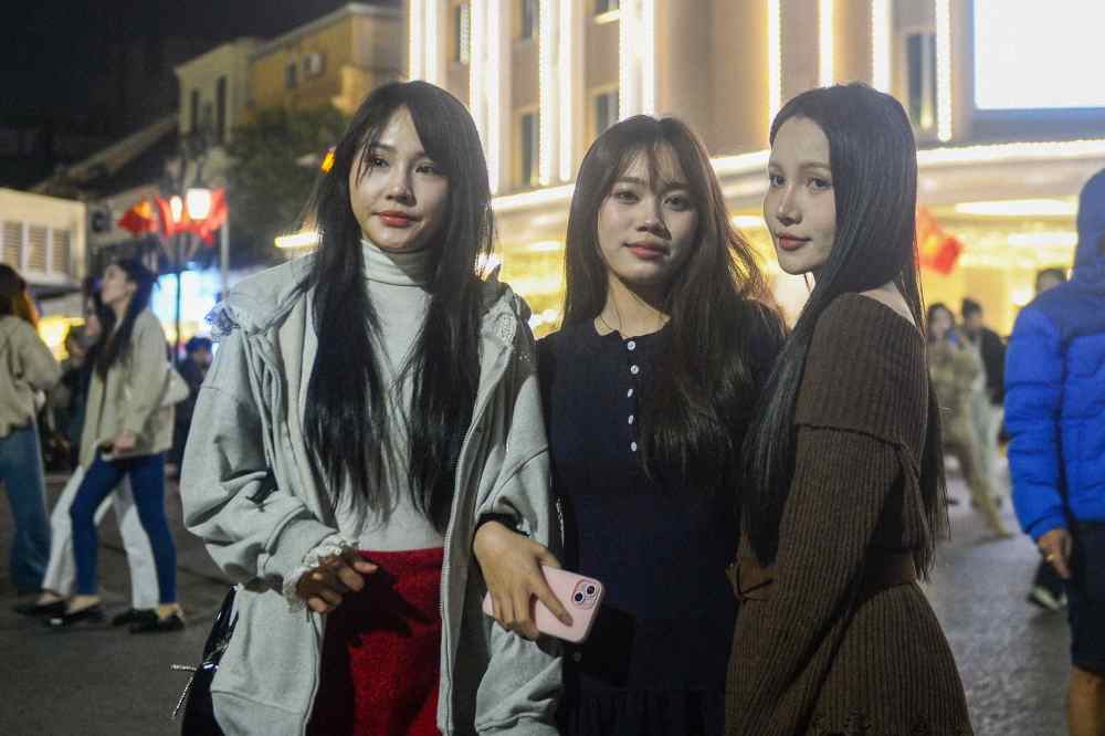 Du khach dien quan ao dep, tranh thu chup anh ky niem ngay cuoi nam. Thu Hai (23 tuoi, Ha Noi) cho biet: “Minh den day tu 19h, do khong co ve xem su kien am nhac nen minh chon mot cho ngoi thuan tien ben bo ho cho xem ban phao hoa. Bau khong khi nao nhiet tai day khien minh vo cung hao huc“.