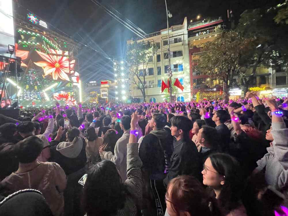 Chuong trinh “Countdown 2026 - Mo ket noi that”, dien ra tu 19h ngay 31.12.2025 den 0h ngay 1.1.2026 tai Quang truong Dong Kinh Nghia Thuc va khu vuc pho di bo ho Hoan Kiem. Theo ghi nhan cua Lao Dong, khu vuc xung quanh Quang truong ken dac nguoi dan va du khach den xem su kien, cho don giao thua. Anh: Ngoc Mai