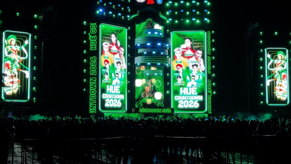 Hue Countdown is stirred up by a vibrant sound and light performance. Photo: Nguyen Luan