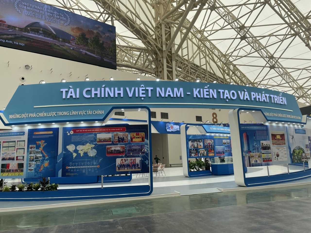 Trien lam tai chinh voi chu de: “80 nam nganh Tai chinh Viet Nam – Kien tao va Phat trien“. Anh: MOF