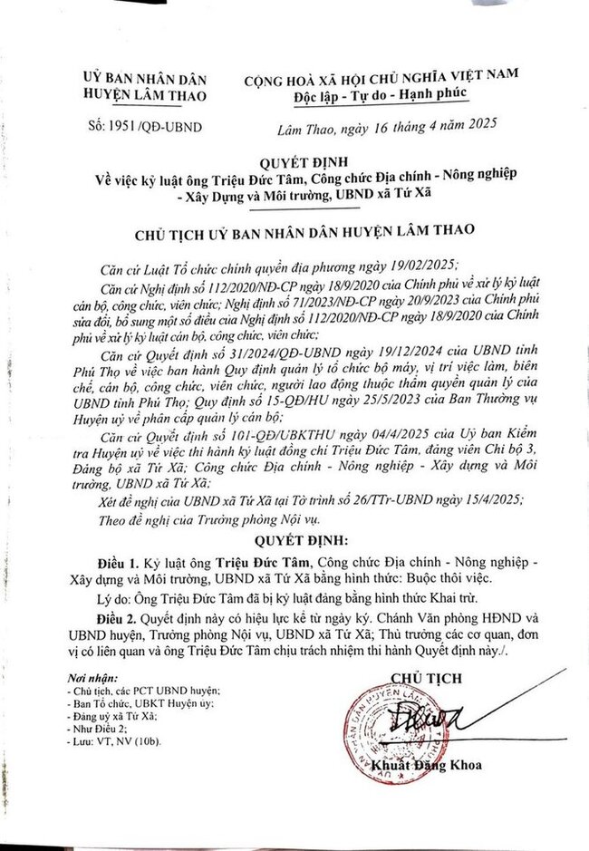 Chủ tịch UBND huyện Lâm Thao (cũ) ký quyết định kỷ luật bằng hình thức buộc thôi việc đối với ông Tâm. Ảnh: NVCC