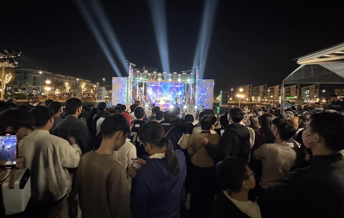 Nguoi dan va du khach do ve Khu do thi Bao Ninh 1 dem 31.12. Anh: Cong Sang