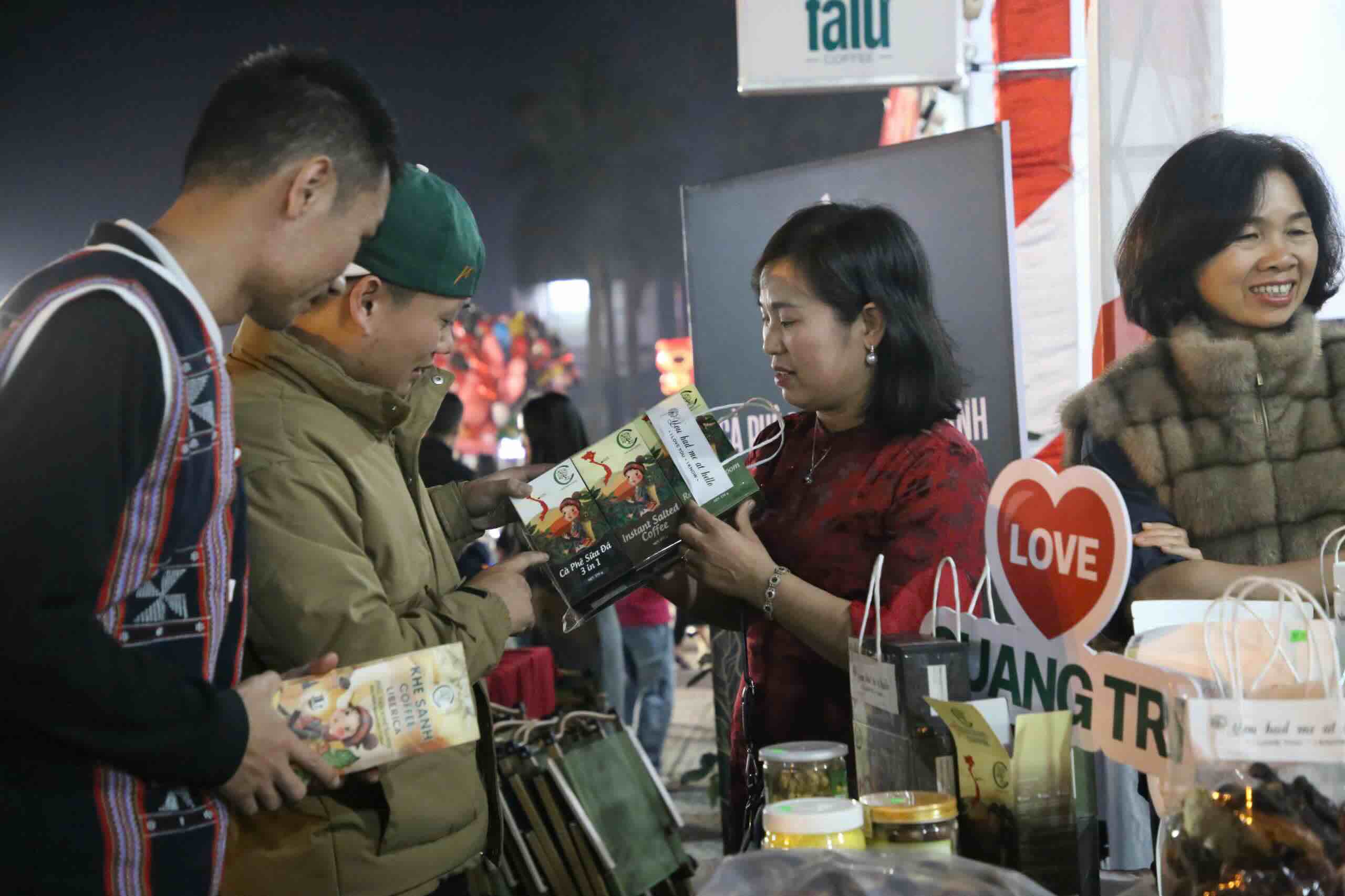 Truoc them chao don nam moi, nguoi dan ghe gian hang trung bay ca phe Khe Sanh. Anh: Hung Tho