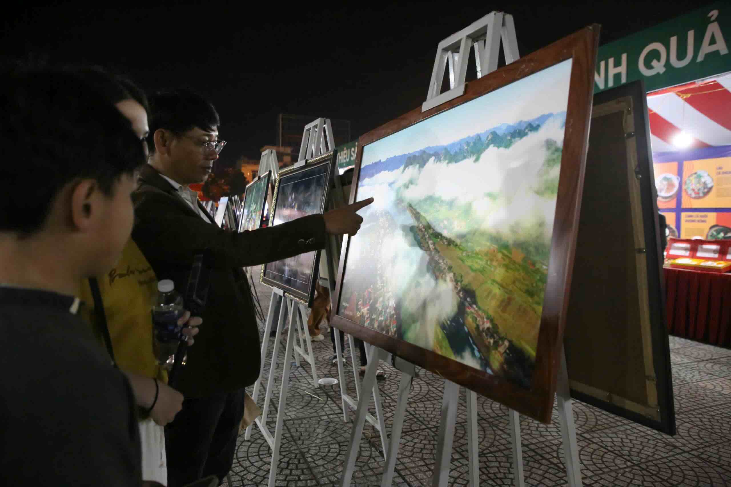 Trung bay anh o Trung tam Van hoa - Dien anh (co so 2), phuong Nam Dong Ha, tinh Quang Tri. Anh: Hung Tho