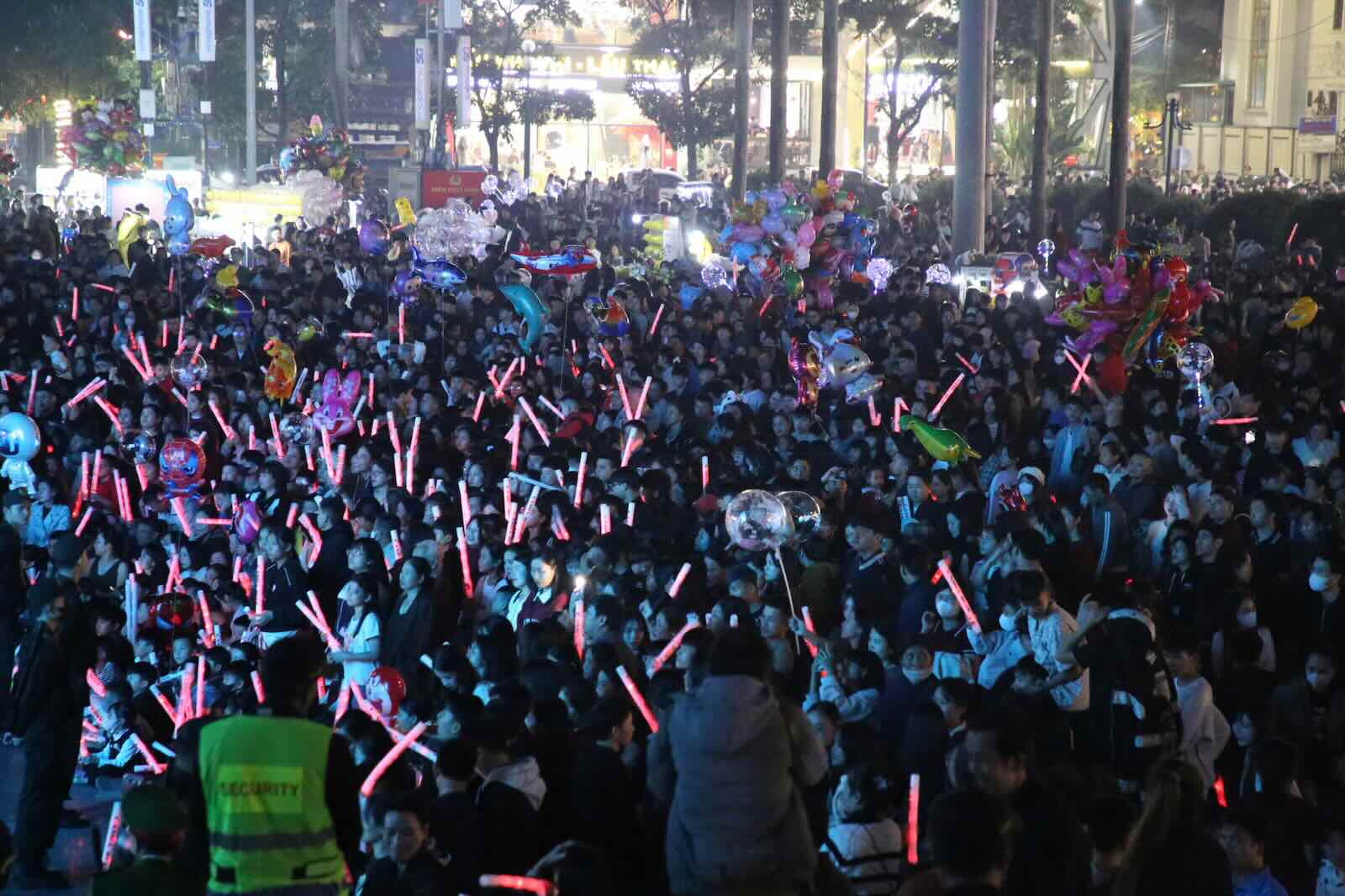 Rat dong nguoi dan tap trung o Trung tam Van hoa - Dien anh (co so 2), phuong Nam Dong Ha, tinh Quang Tri de tham gia chuong trinh chao nam moi. Anh: Hung Tho