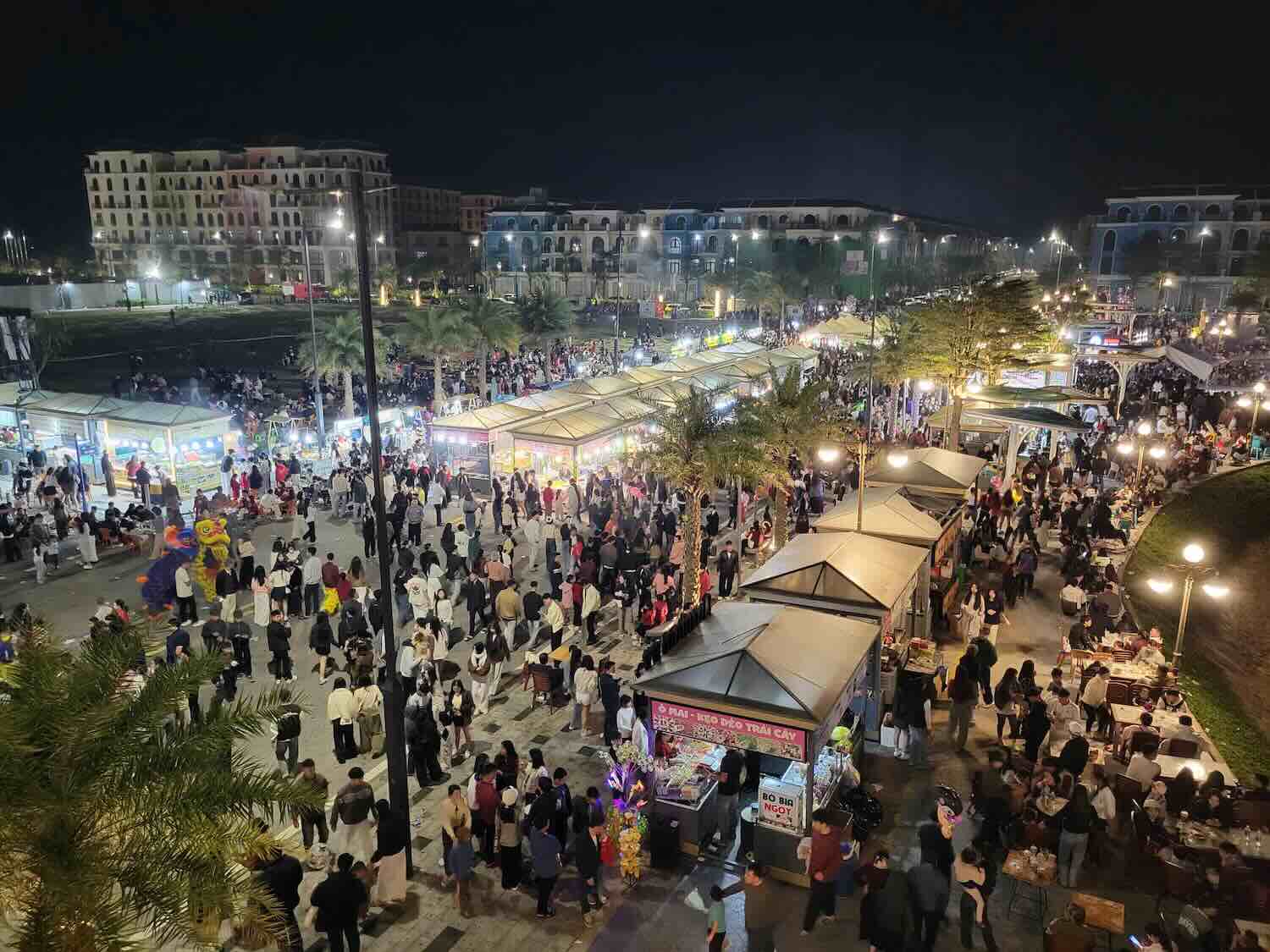 Many people flock to Bao Ninh Urban Area 1. Photo: Cong Sang