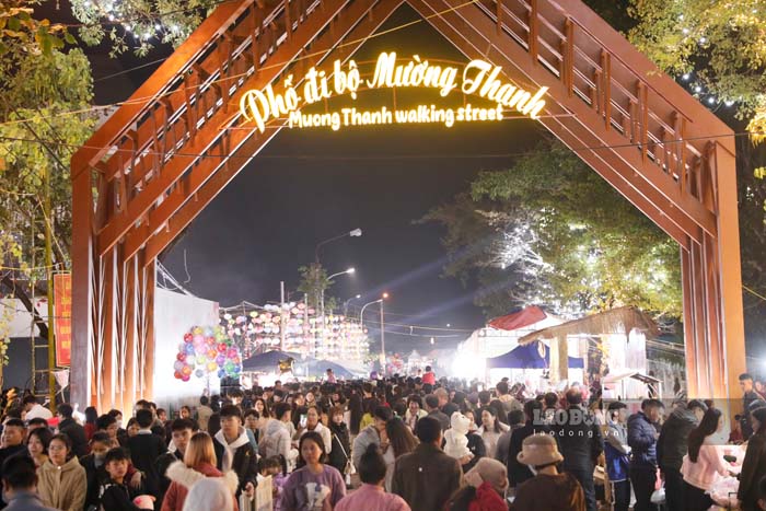 Dong nghit nguoi tai pho di bo Muong Thanh. Anh: Quang Dat