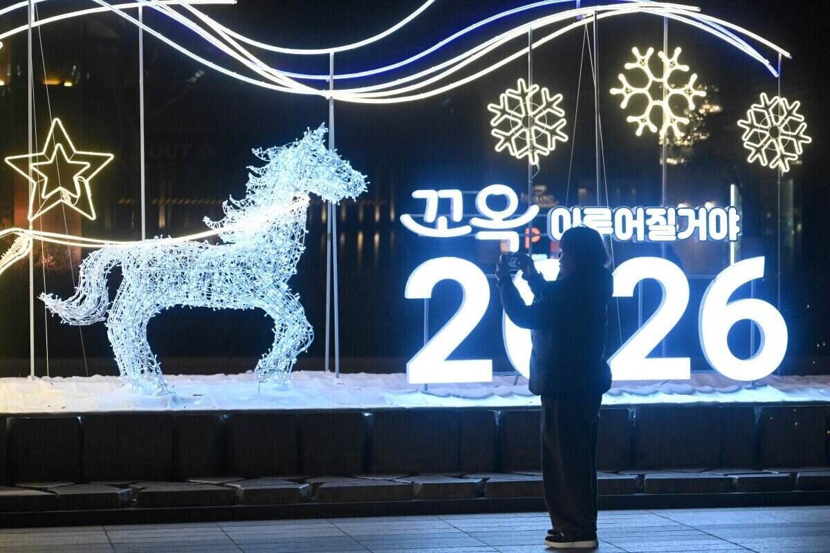Nguoi dan Han Quoc truoc them nam moi 2026. Anh: AFP
