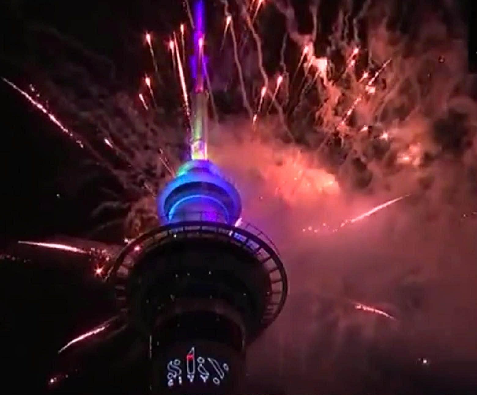 Phao hoa ruc sang tu thap Sky Tower, Auckland, New Zealand. Anh cat tu video