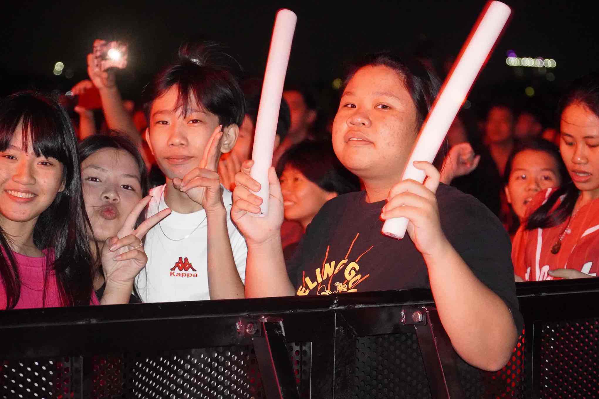 Nhieu ban tre cho biet xem chuong trinh ca nhac va cho doi man ban phao hoa chao don nam moi 2026. Anh: HAC