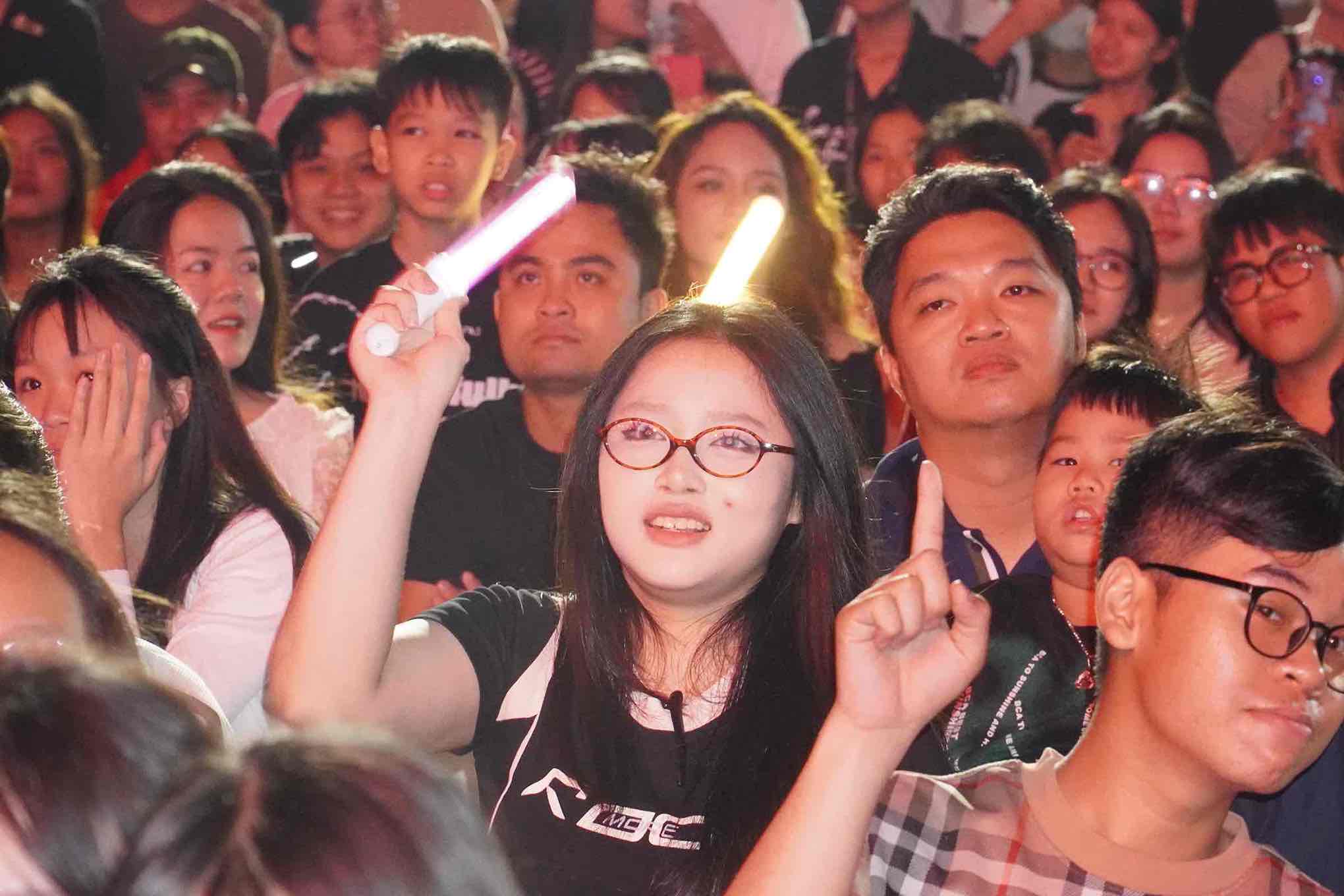 Theo ghi nhan cua phong vien, rat nhieu ban tre da co mat tu som de co vu cho cac ca si, nghe si yeu thich. Anh: HAC