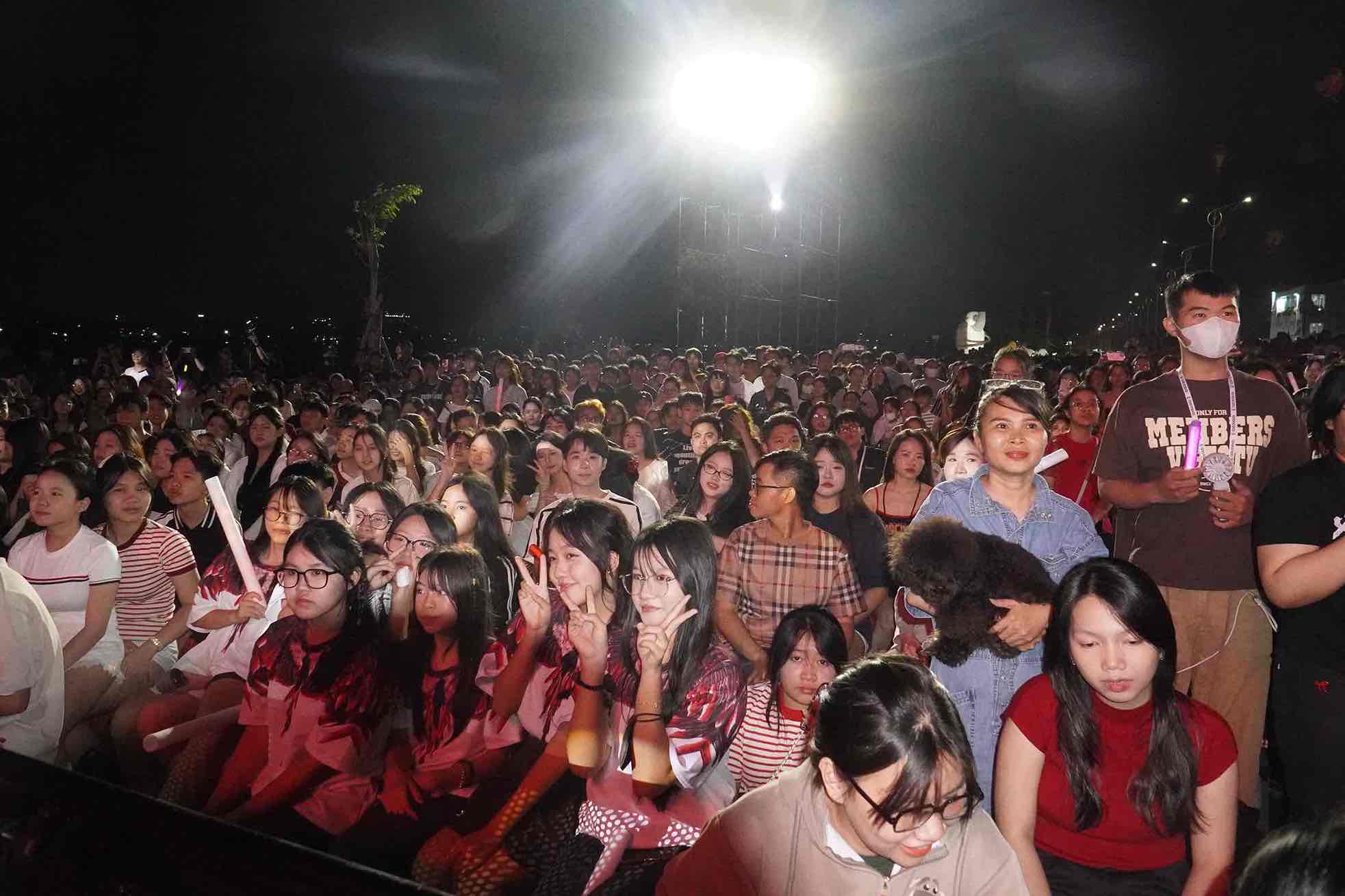 Hang ngan nguoi dan xuong duong chao don nam moi 2026 tai san khau Countdown duong ven song Dong Nai. Anh: HAC