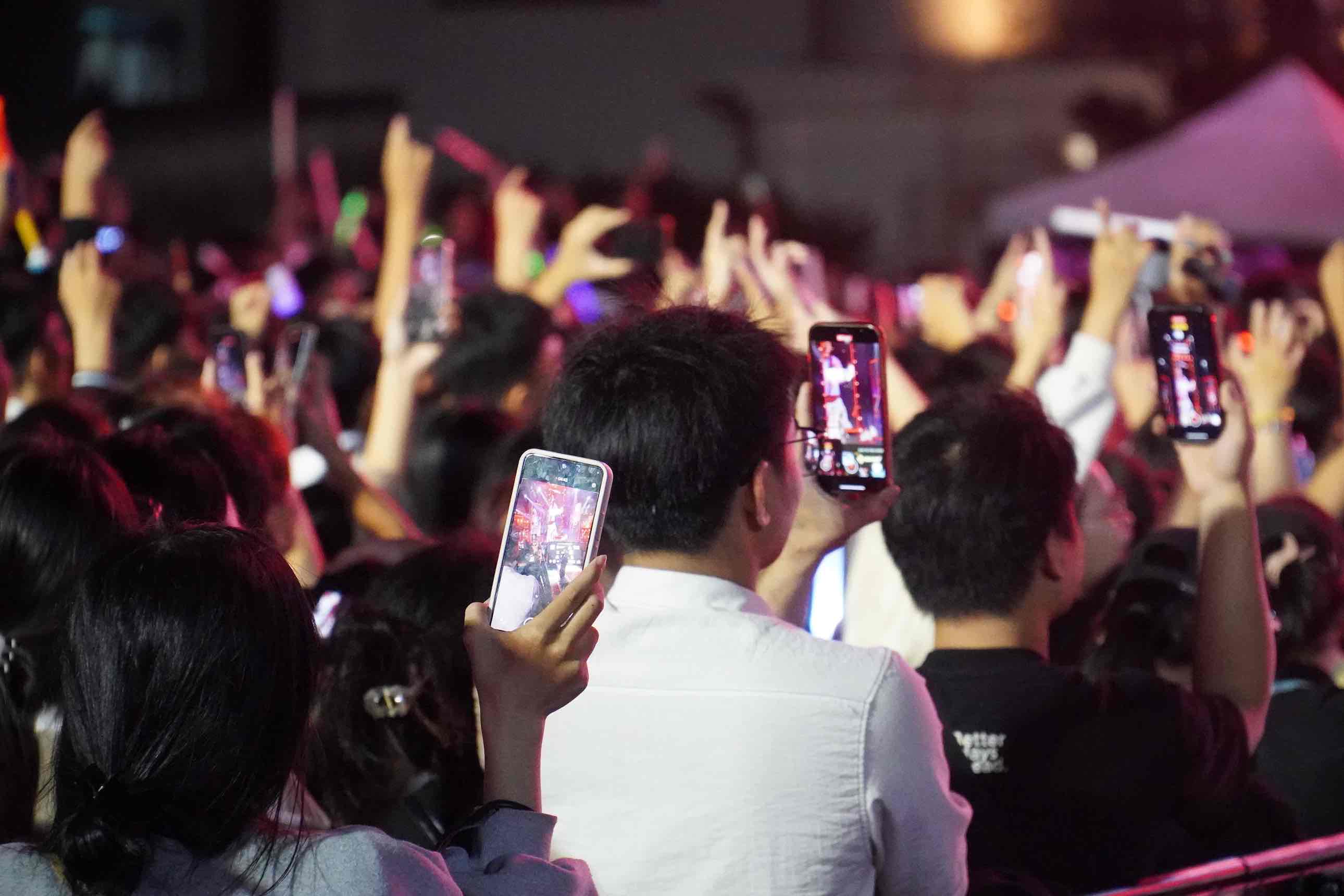 Cac ban tre ghi lai hinh anh khoang khac don giao thua nam 2026 Duong lich. Anh: HAC