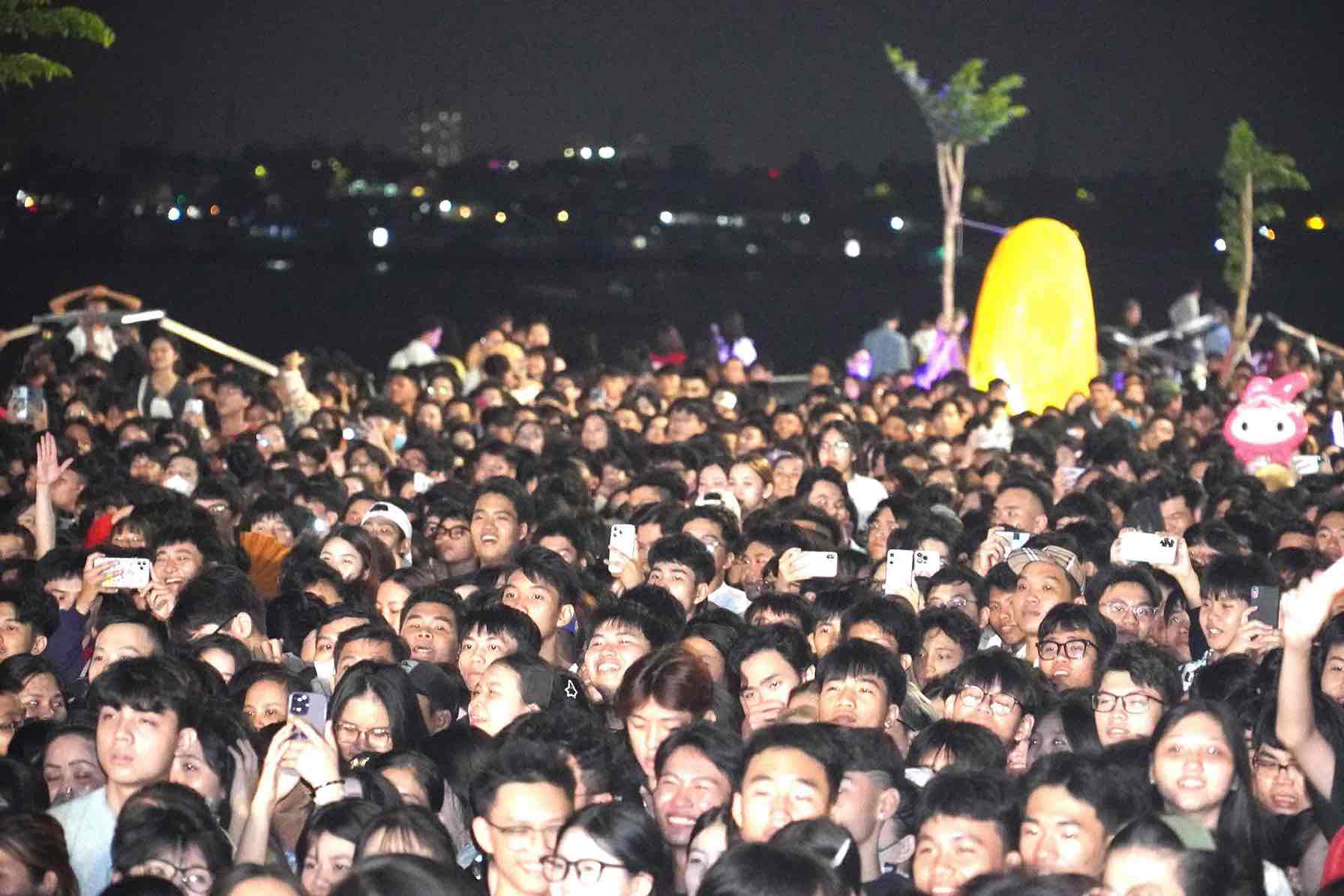 Nguoi dan cho don ban phao hoa. Anh: HAC