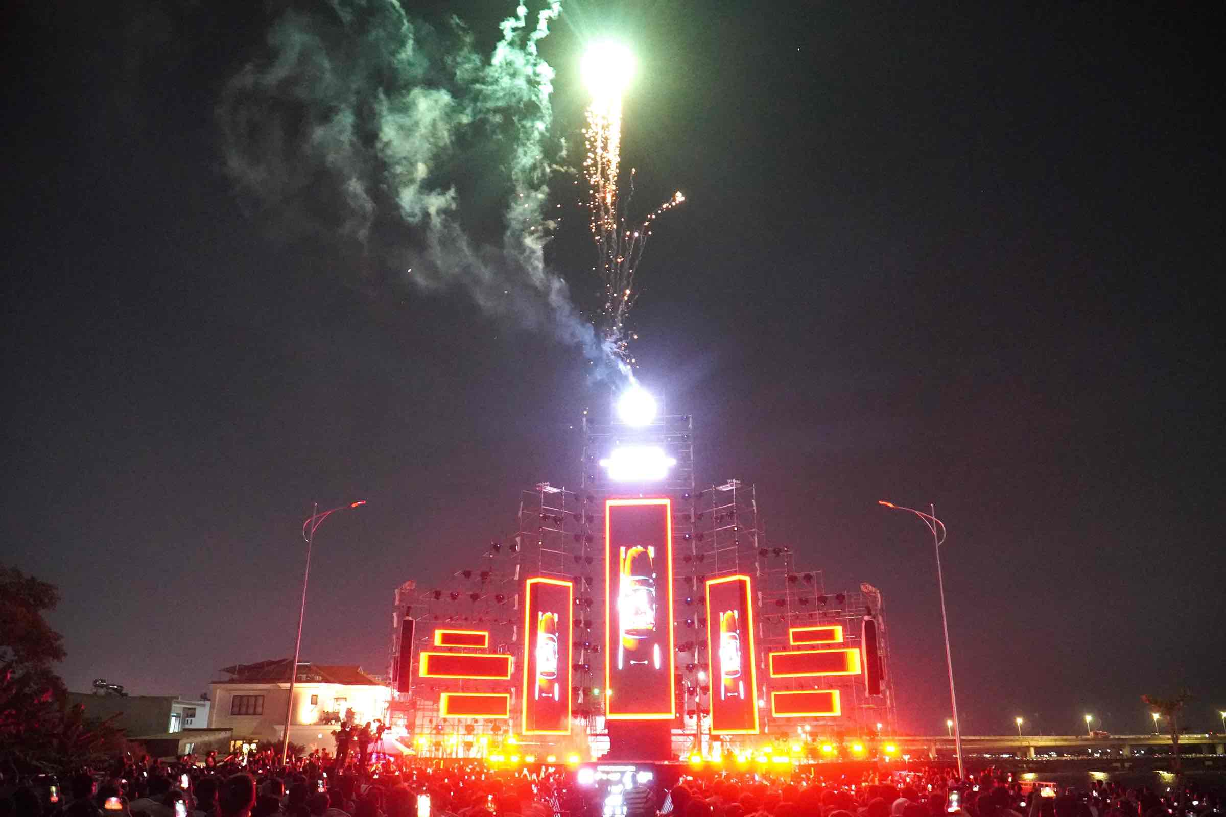 san khau Countdown tren duong ven song Dong Nai. Anh: HAC