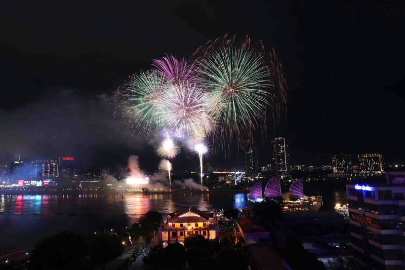 Brilliant fireworks in the sky of Ho Chi Minh City to welcome 2026.