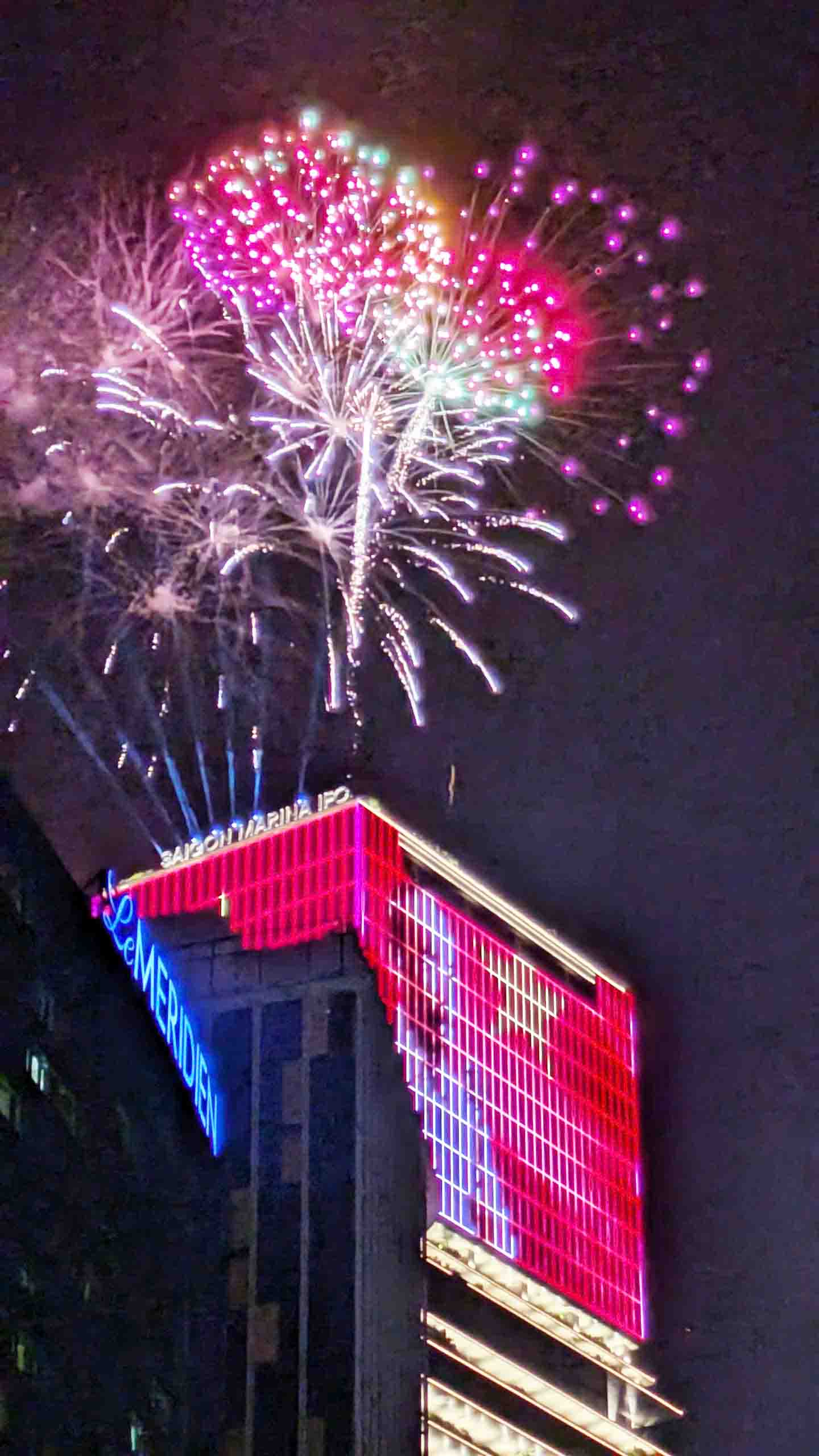 Phao hoa bung no khoanh khac nam moi 2026.