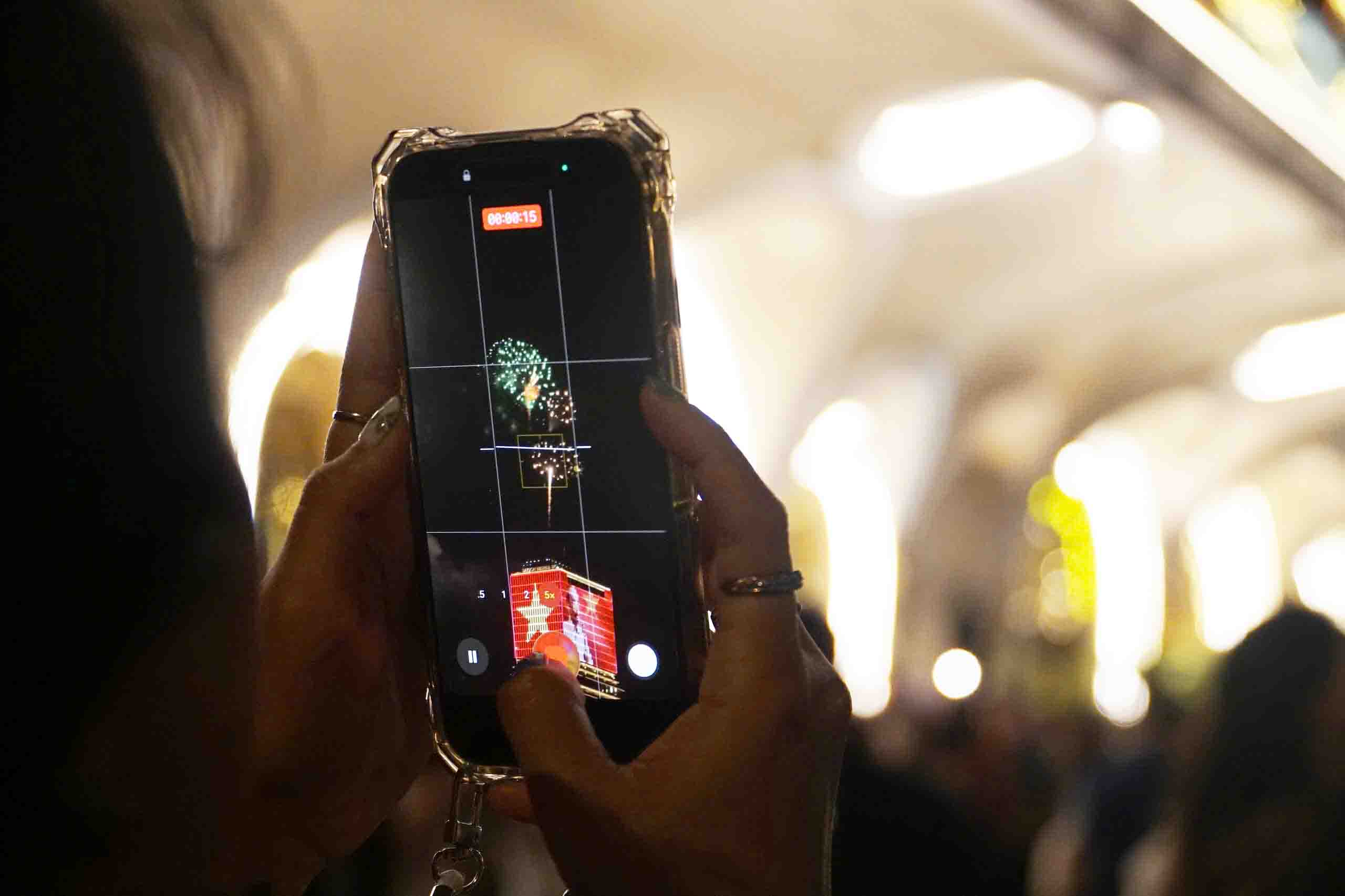 Nguoi dan va du khach thich thu voi man phao hoa keo dai 15 phut.