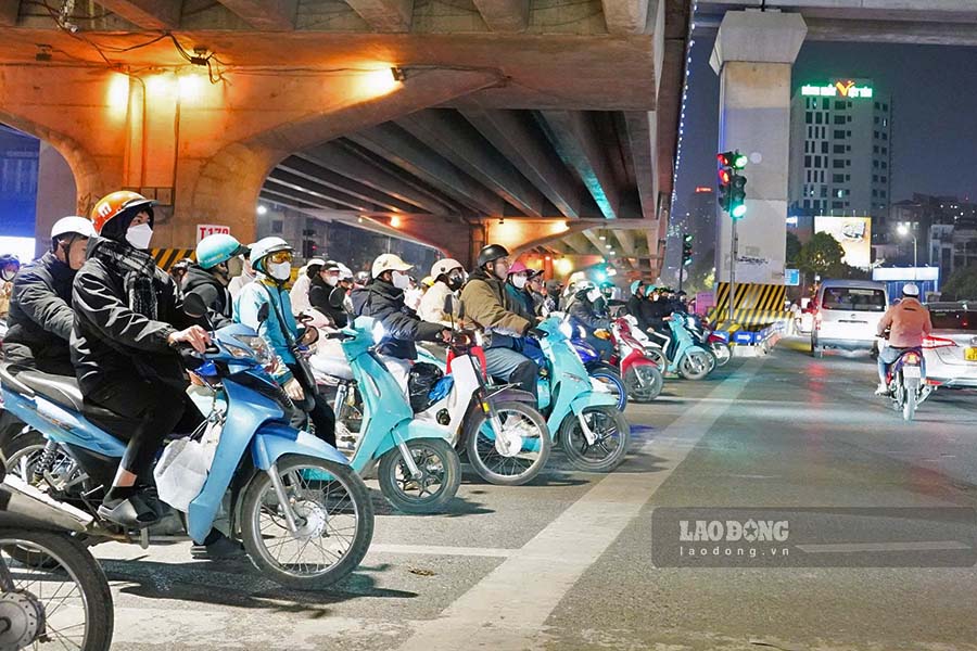 Nguoi dan chap hanh nghiem viec dung cho den tin hieu giao thong. Anh: Tien Ngo