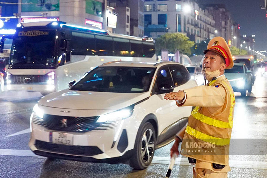 Luc luong CSGT phan luong, dieu tiet giao thong khu vuc cua ngo. Anh: Tien Ngo