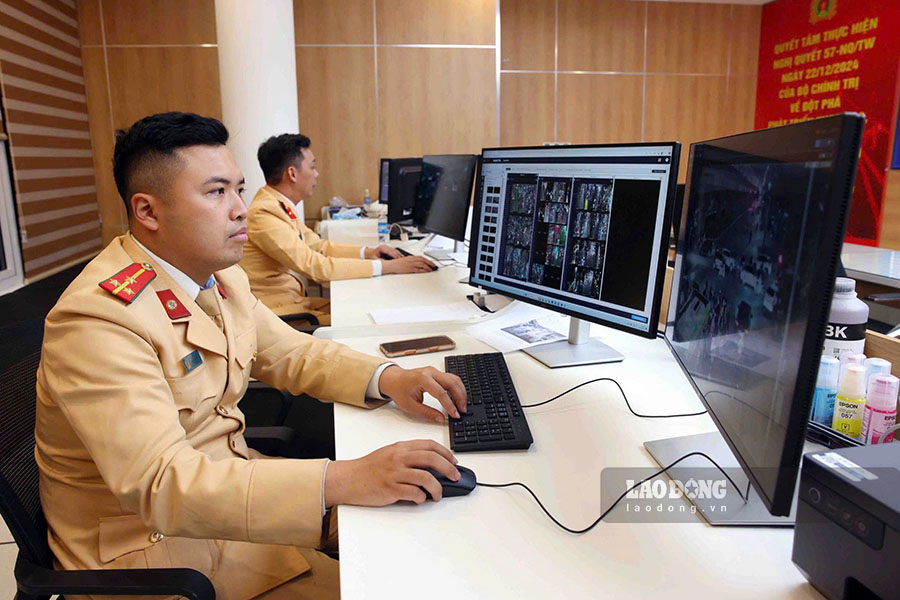 Luc luong CSGT truc tai Trung tam dieu khien giao thong dem 31.12. Anh: Tien Ngo