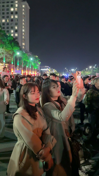 Nam nay la nam dau tien Lang Son ban phao hoa vao dip Tet Duong lich khien nguoi dan cang hao huc. Anh: Vi Huan