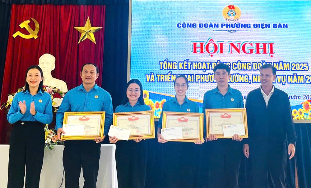 The Vietnam Fatherland Front Committee of Dien Ban ward, Da Nang, commended 5 collectives and 5 individuals with outstanding achievements in Trade Union work in 2025. Photo: Dien Ban Trade Union.