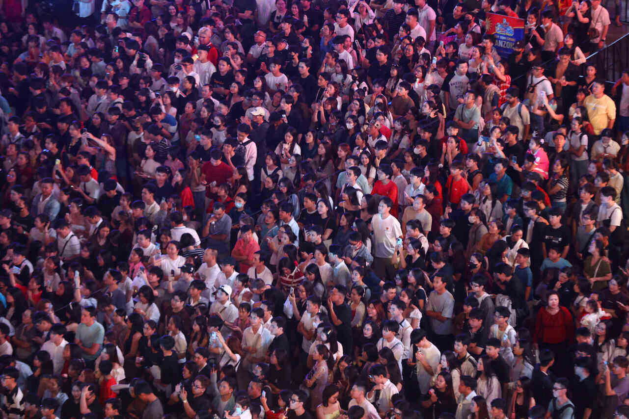 People in Ho Chi Minh City eagerly welcome the moment of fireworks to welcome the New Year 2026