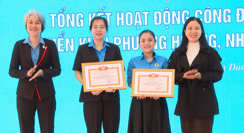The Vietnam Fatherland Front Committee of Chien Dan commune, Da Nang, commended 2 collectives and 2 individuals with outstanding achievements in Trade Union activities in 2025. Photo: Chien Dan Trade Union.