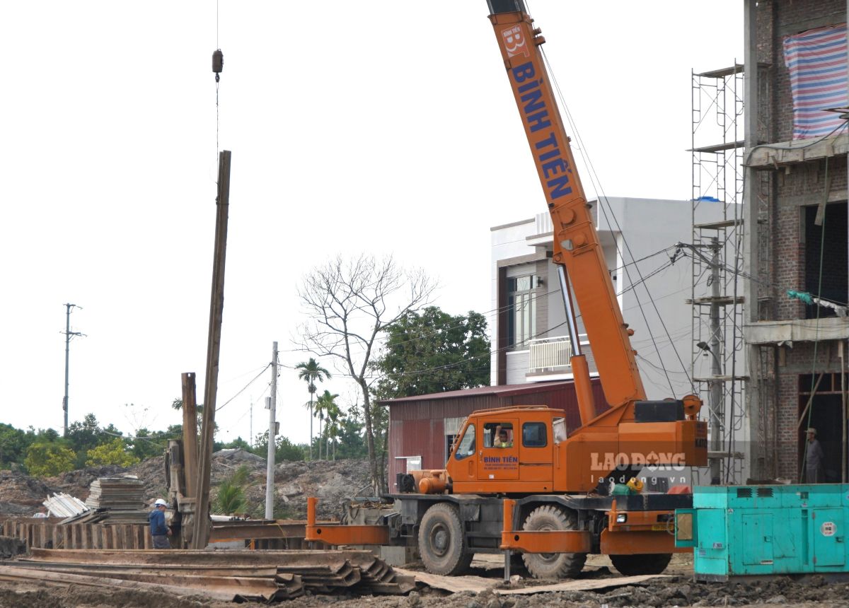 Cac nha thau bo tri nhan luc thi cong 3 ca lien tuc tren cong truong. Ảnh: Mai Dung