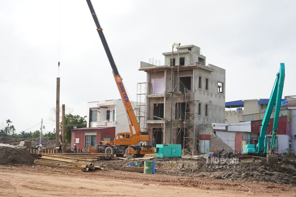 Cac nha thau thi cong cac hang muc tai khu vuc Cau Ca. Ảnh: Mai Dung