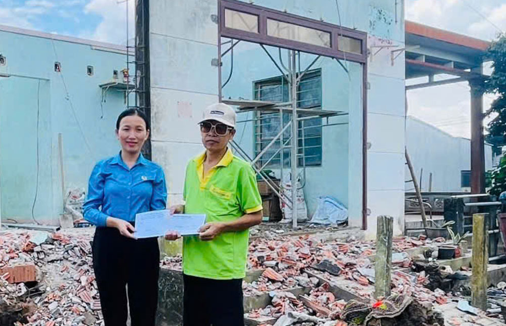 Dien Ban Ward Trade Union, Da Nang, presents housing repair support money to union member Pham Thi Het. Photo: Dien Ban Trade Union.