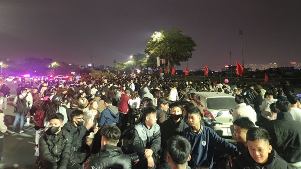 Khu vực bắn pháo hoa tại sân vận động Mỹ Đình chật kín người. Ảnh: Minh Hạnh