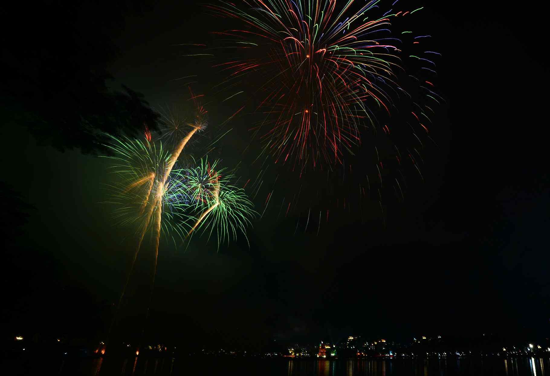 Cung chiem nguong nhung hinh anh phao hoa ruc ro tren bau troi Ha Noi dem giao thua Tet Duong lich 2026. Anh: Vu Hai