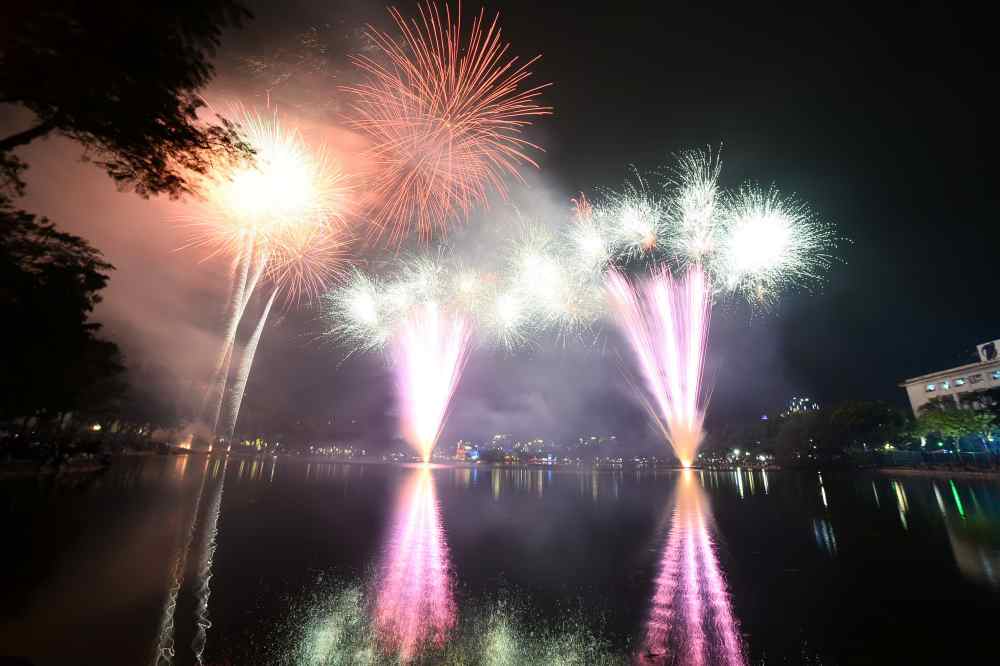 Dung 23h45 ngay 31.12.2025, bau troi Ha Noi bung sang trong sac mau phao hoa, gui gam loi chao tam biet nam cu va uoc vong ve mot nam an lanh va ruc ro. Anh: Vu Hai