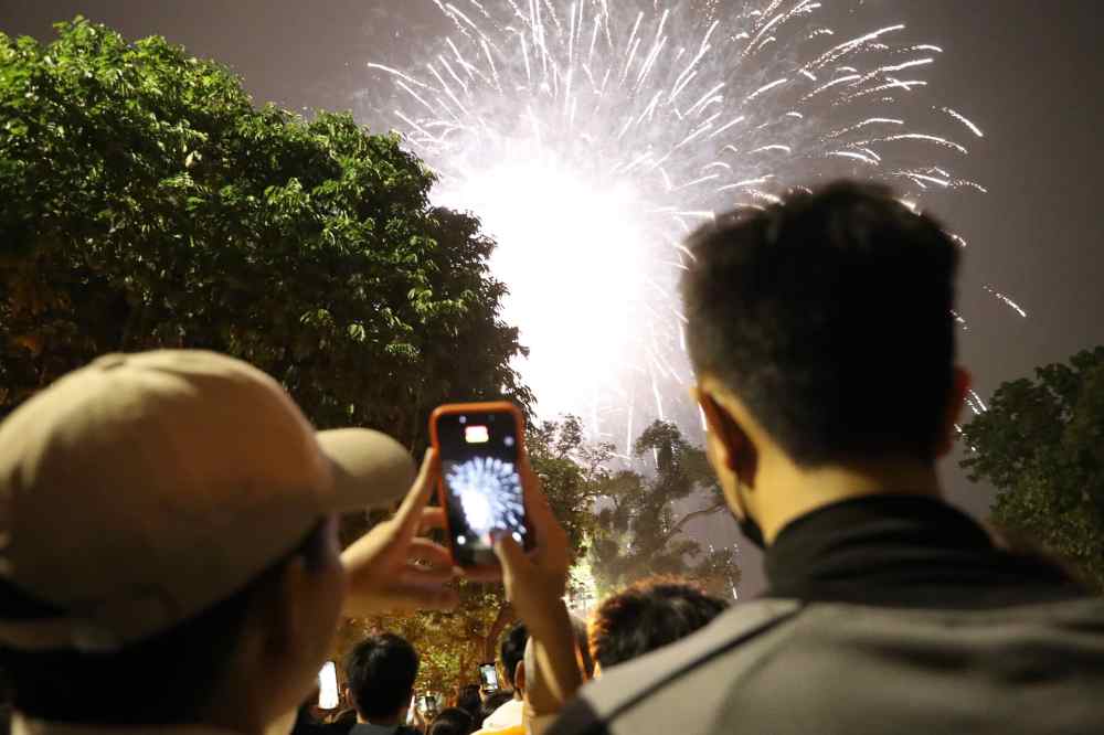 Khong it nguoi tranh thu luu lai ky niem dang nho cua dem giao thua bang hinh anh, video. Anh: Vu Hai