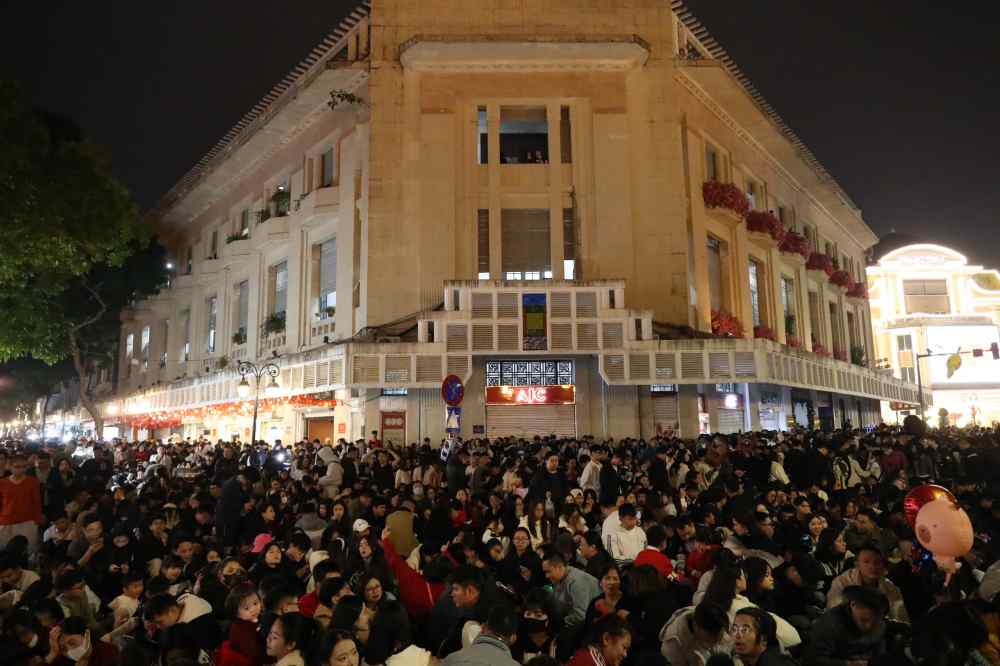 Truoc do, dong dao nguoi dan da chu dong den som, chon cho dep va kien nhan cho doi giay phut khai phao dau nam. Anh: Vu Hai