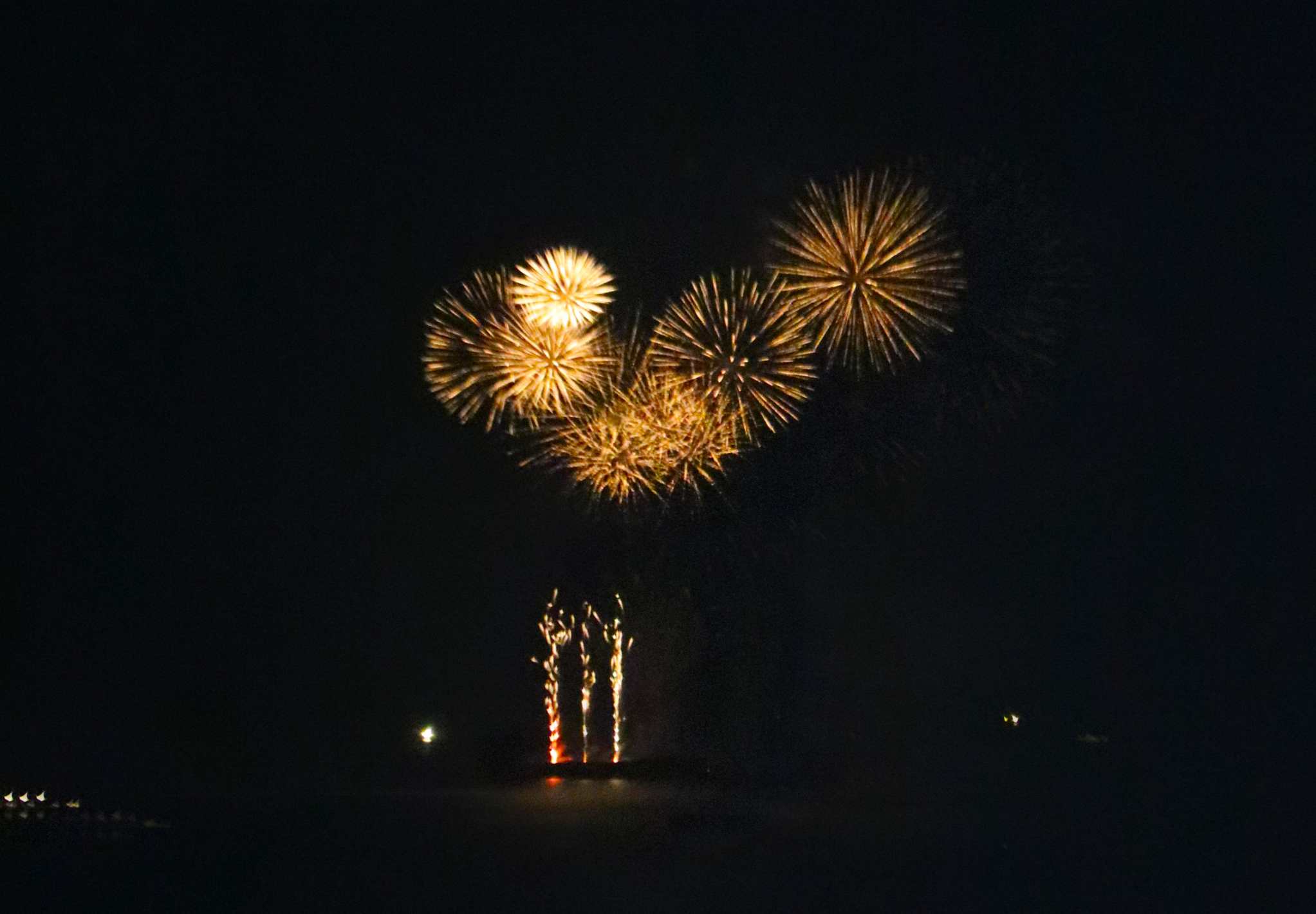 Nhung man phao hoa day mau sac, voi nghe thuat tao hinh doc dao lan dau xuat hien tren bau troi Nha Trang tu dao Hon Tre. Anh: Phuong Linh