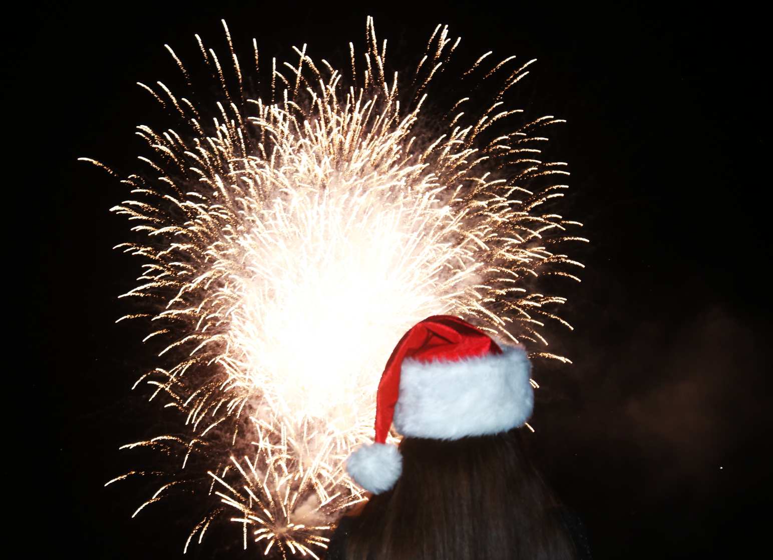 나트랑 관객들은 새해의 순간에 인상적인 시각적 경험을 했습니다. 사진: 프엉린