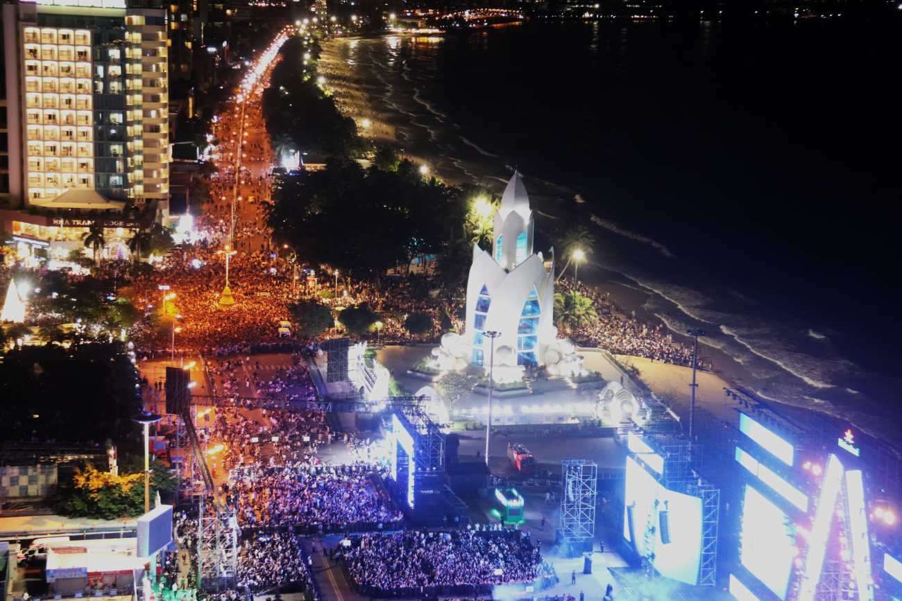 Cang den thoi khac chuyen giao nam moi nguoi dan va du khach chon bo bien Nha Trang de chiem nguong man phao hoa ruc ro. Anh: Phuong Linh